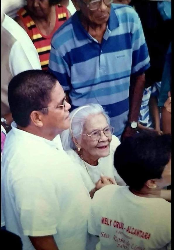 Aling Kika amidst the crowd