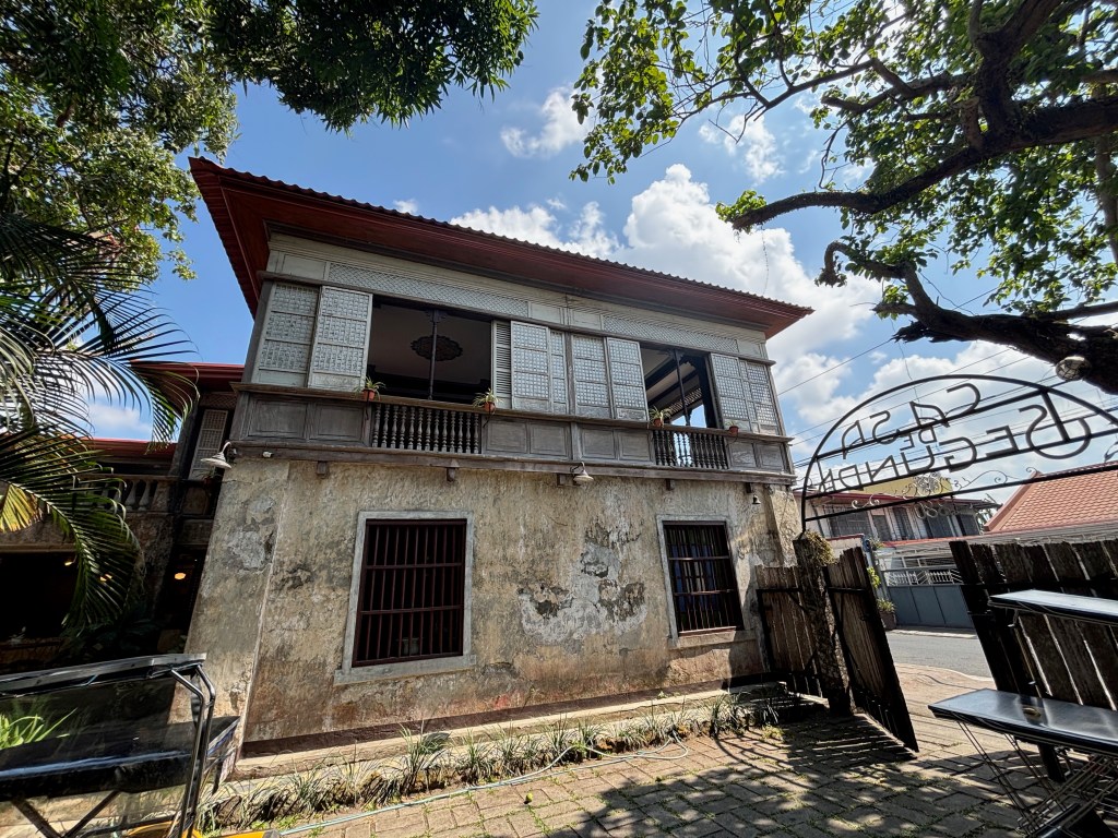 Casa de Segunda facade from inside the gate.